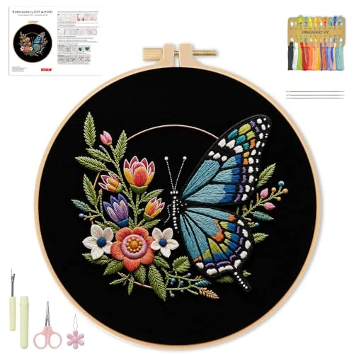 Papillon bleu et fleurs sur fond sombre — visuel de la référence