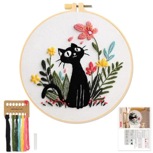Chat noir au milieu des fleurs — visuel de la référence
