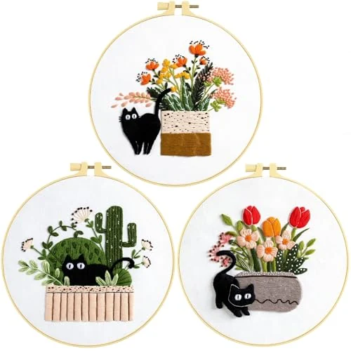 Trois chats dans leurs plantes — visuel de la référence